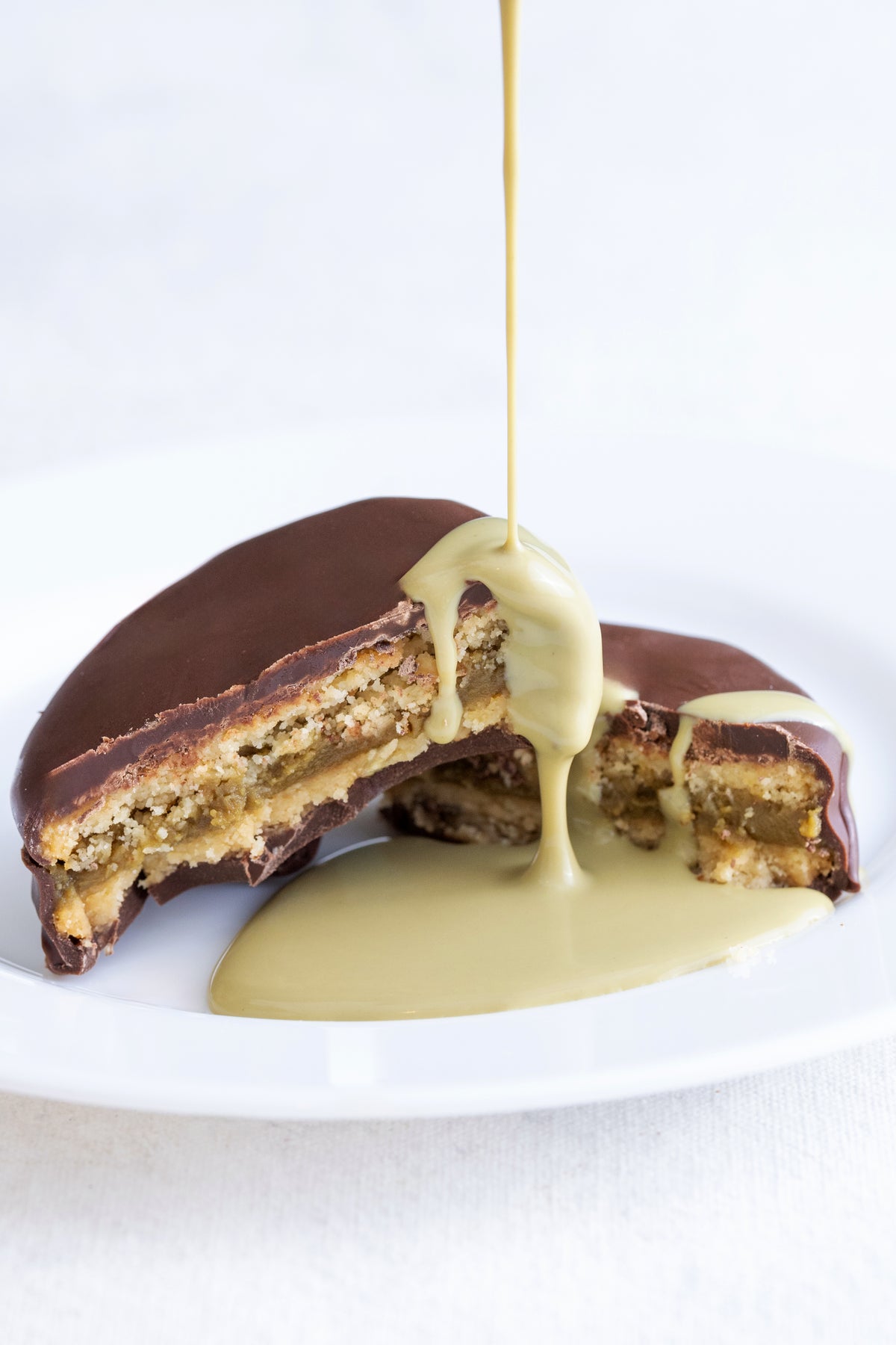Caja de Alfajores rellenos de Pistacho bañados en chocolate Keto